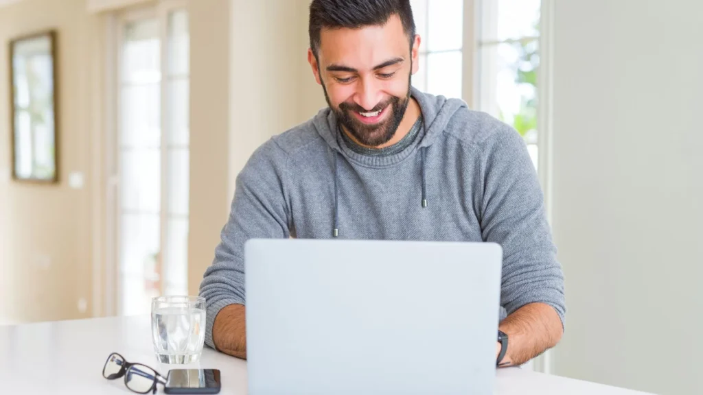 Persona satisfecha con su experiencia en un sitio web ya que la velocidad de carga es óptima